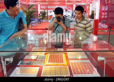 Bildnummer : 55596201 Datum : 15.07.2011 Copyright : imago/Xinhua (110715) -- CHANGCHUN, 15 juillet 2011 (Xinhua) -- les visiteurs regardent un timbre appelé Penny Black, le premier timbre au monde, exposé à Changchun, capitale de la province de Jilin du nord-est de la Chine, le 15 juillet 2011. Le Penny Black Imperforate était le premier timbre-poste adhésif au monde utilisé dans un système public. Il a été émis par le Royaume-Uni le 1 mai 1840, pour usage officiel à partir du 6 mai de la même année. (Xinhua/Lin Hong) (llp) CHINA-JILIN-CHANGCHUN-WORLD S PREMIÈRE EXPOSITION DE TIMBRES (CN) PUBLICATIONxNOTxINxCHN Gesellschaft Ausstellung erste B. Banque D'Images