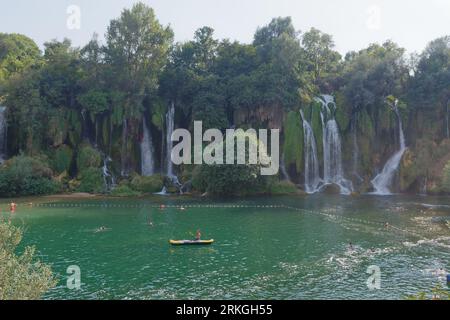 Kayak sur la cascade de Kravica sur la rivière Trebižat, dans une zone karstique de Bosnie-Herzégovine. 24 août 2023 Banque D'Images