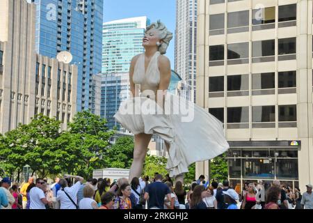 Bildnummer : 55598015 Datum : 16.07.2011 Copyright : imago/Xinhua (110716) -- CHICAGO, 16 juillet 2011 (Xinhua) -- Regardez une statue de Marilyn Monroe de 26 mètres de haut à Chicago, États-Unis, le 16 juillet 2011. La sculpture Forever Marilyn de l'artiste Seward Johnson est basée sur une scène du film Seven Year Itch . (Xinhua/Jiang Xintong) (zw) U.S.-CHICAGO-MONROE-STATUE PUBLICATIONxNOTxINxCHN Gesellschaft Kultur Riesenstatue Objekte Skulptur premiumd xns x0x 2011 quer Bildnummer 55598015 Date 16 07 2011 Copyright Imago XINHUA Chicago juillet 16 2011 XINHUA Regardez une statue de 26 pieds de hauteur de Marilyn Mo Banque D'Images