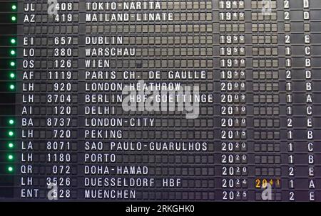 Affichage traditionnel des départs de vols à l'ancienne dans les aéroports de Francfort Banque D'Images