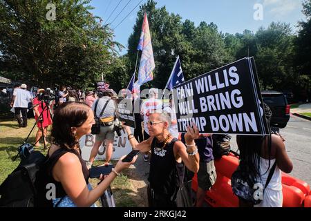 Atlanta, GA. 24 août 2023. 2023 - les opposants de l'ancien président américain Donald J. Trump se rassemblent devant la prison du comté de Fulton à Atlanta, en Géorgie, où il devrait se rendre à la prison plus tard cet après-midi et se faire prendre pour la première fois le 24 août 2023. Crédit : Carlos Escalona/CNP/Media Punch/Alamy Live News Banque D'Images