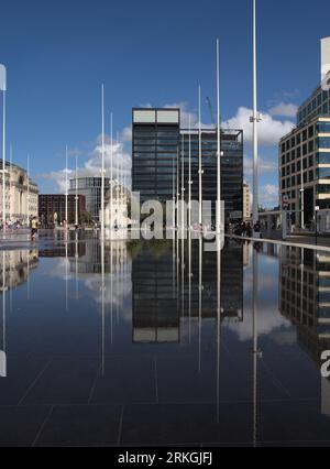 Centenaire Square, Birmingham, Royaume-Uni, - 19 août 2023 - photo de Buidings et les reflets des peuples, dans la fontaine et les piscines réfléchissantes. Banque D'Images