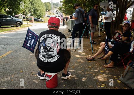 Atlanta, GA. 24 août 2023. 2023 - les partisans de l'ancien président américain Donald J. Trump se rassemblent devant la prison du comté de Fulton à Atlanta, en Géorgie, où il devrait se rendre à la prison plus tard cet après-midi et se faire prendre pour la première fois le 24 août 2023. Crédit : Carlos Escalona/CNP/Media Punch/Alamy Live News Banque D'Images