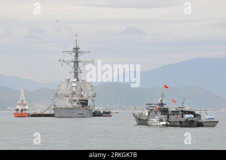 Bildnummer : 55602884 Datum : 19.07.2011 Copyright : imago/Xinhua (110719) -- DA NANG, 19 juillet 2011 (Xinhua) -- Un navire vietnamien navigue vers le destroyer de missiles guidés USS Chung-Hoon (DDG 93) de l'US Navy à Tien sa Port, Da Nang City, Vietnam, 19 juillet 2011. La marine américaine en visite a tenu une journée portes ouvertes aux médias et aux représentants de tous les milieux mardi à Da Nang City au Vietnam au cours de son séjour de sept jours au Vietnam, avec la participation des unités américaines, y compris les destroyers de missiles guidés USS Chung-Hoon (DDG 93) et USS Preble (DDG 88), le navire de sauvetage USNS Safeguard (T-ARS Banque D'Images