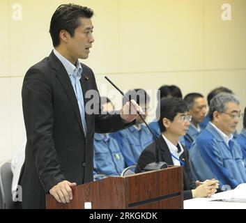 Bildnummer : 55603210 Datum : 19.07.2011 Copyright : imago/Xinhua (110719) -- TOKYO, 19 juillet 2011 (Xinhua) -- Goshi Hosono, ministre chargé de la réponse du gouvernement à la crise nucléaire, prend la parole lors d'une conférence de presse à Tokyo le 19 juillet 2011. Premier ministre japonais et Tokyo Electric Power Co. (Tepco), exploitant de la centrale nucléaire de Fukushima n° 1, a déclaré mardi que les efforts visant à maîtriser la centrale frappée par la crise étaient conformes au calendrier. (Xinhua/(kenichiro Seki) JAPON-TOKYO-FUKUSHIMA-ACCIDENT PUBLICATIONxNOTxINxCHN Wirtschaft People JPN x0x xst 2011 quadrat Bil Banque D'Images