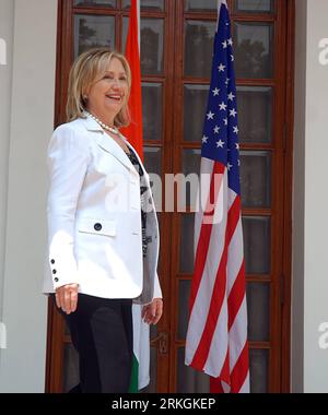 Bildnummer : 55602940 Datum : 19.07.2011 Copyright : imago/Xinhua (110719) -- NEW DELHI, 19 juillet 2011 (Xinhua) -- la secrétaire d'État américaine Hillary Clinton arrive pour une réunion de niveau délégation avec le ministre indien des Affaires extérieures S.M. Krishna à New Delhi, Inde, le 19 juillet 2011. Hillary Clinton et S.M. Krishna ont entamé mardi le deuxième cycle du dialogue stratégique Inde-États-Unis. (Xinhua/Partha Sarkar) (cl) INDE-États-Unis-S.M. KRISHNA-HILLARY CLINTON-MEETING PUBLICATIONxNOTxINxCHN People Politik x0x xst premiumd 2011 hoch Bildnummer 55602940 Date 19 07 2011 Copyright Imago XINHUA Nouveau de Banque D'Images