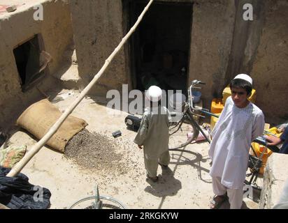 Bildnummer : 55606058 Datum : 20.07.2011 Copyright : imago/Xinhua (110720) -- KANDAHAR (AFGHANISTAN), 20 juillet 2011 (Xinhua) -- des Afghans inspectent le site où une fusillade a éclaté entre la police afghane et des insurgés dans une maison de la province de Kandahar, au sud de Kaboul, Afghanistan, le 20 juillet 2011. Au moins trois insurgés talibans et quatre policiers ont été tués pendant le conflit. (Xinhua/Arghand)(ql) AFGHANISTAN-KANDAHAR-CONFLICT PUBLICATIONxNOTxINxCHN Gesellschaft Schießerei Schusswechsel Polizei Talibans xtm 2011 quer premiumd o0 Tatort Bildnummer 55606058 Date 20 07 2011 Copyright Imago XI Banque D'Images