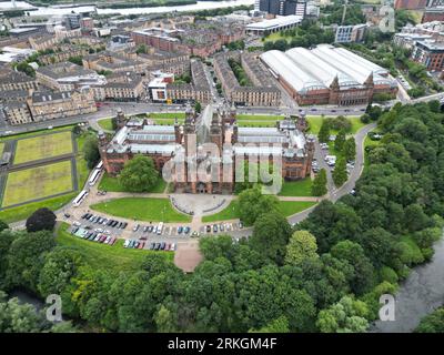 Une vue aérienne de la galerie d'art et du musée Kelvingrove, avec son emblématique bâtiment en briques rouges Banque D'Images