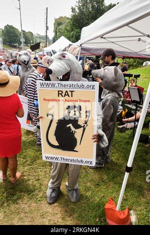 Atlanta, GA. 24 août 2023. 2023 - les opposants de l'ancien président américain Donald J. Trump se rassemblent devant la prison du comté de Fulton à Atlanta, en Géorgie, où il devrait se rendre à la prison plus tard cet après-midi et se faire prendre pour la première fois le 24 août 2023. Crédit : Carlos Escalona/CNP/Media Punch/Alamy Live News Banque D'Images