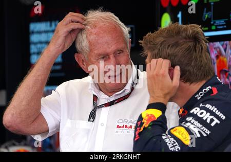 Helmut Marko, conseiller Red Bull Racing, s'entretient avec Max Verstappen (à droite) lors d'une séance d'essais avant le Grand Prix des pays-Bas au circuit Zandvoort CM.com à Zandvoort, pays-Bas. Date de la photo : Vendredi 25 août 2023. Banque D'Images