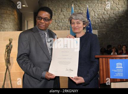 110722 -- PARIS, le 22 juillet 2011 Xinhua -- la Directrice générale de l'UNESCO Irina Bokova R et le musicien de jazz Herbie Hancock présentent le certificat de nomination lors d'une cérémonie de nomination le désignant ambassadeur de bonne volonté de l'UNESCO à Paris, France, le 22 juillet 2011. La Directrice générale de l’UNESCO, Irina Bokova, a nommé vendredi Herbie Hancock ambassadeur de bonne volonté de l’Organisation des Nations Unies pour l’éducation, la science et la culture au siège de l’UNESCO à Paris. Xinhua/Shu Shi FRANCE-PARIS-UNESCO-HANCOCK-AMBASSADEUR DE BONNE VOLONTÉ PUBLICATIONxNOTxINxCHN Banque D'Images