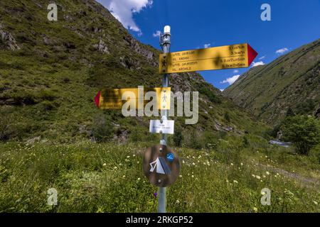 Randonnée dans le Haut Caucase. Ardoti, Géorgie. Le camping dans la réserve naturelle est gratuit et gratuit dans des endroits désignés Banque D'Images