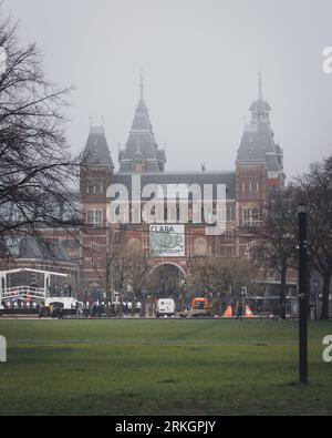 Amsterdam, pays-Bas - novembre 28 2022 : gros plan de la galerie d'art Rijksmuseum à Amsterdam par un matin d'automne brumeux. Banque D'Images