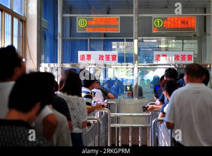 Bildnummer : 55611642 Datum : 24.07.2011 Copyright : imago/Xinhua (110724) -- XIAMEN, 24 juillet 2011 (Xinhua) -- les passagers se font rembourser leurs billets à la gare de Xiamen, dans la province du Fujian du sud-est de la Chine, le 24 juillet 2011. Tous les trains à grande vitesse sortant de la province du Fujian ont été arrêtés en raison de l'accident de train sur le chemin de fer de Hangshen ; seul un train à grande vitesse D3320 transportant encore des passagers de Xiamen à Ningbo dans la province du Zhejiang de l'est de la Chine. Les transports ferroviaires internes dans la province du Fujian n'ont pas été perturbés. Le nombre de morts a augmenté à 35 et 210 ont été inj Banque D'Images