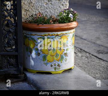 Planteuse traditionnelle sicilienne de poterie vernissée de majolique sur la via Bordonaro à Cefalù Sicile, Italie. Banque D'Images