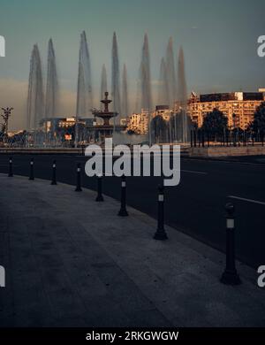 Un plan vertical d'une rue urbaine avec une fontaine en Roumanie Banque D'Images