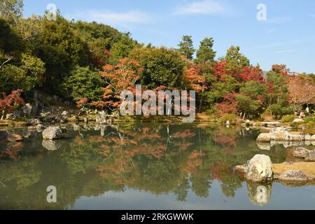Un étang tranquille avec un reflet époustouflant de rochers. Banque D'Images