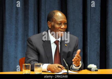 Bildnummer : 55621630 Datum : 27.07.2011 Copyright : imago/Xinhua (110727) -- NEW YORK, 27 juillet 2011 (Xinhua) -- le Président Alassane Ouattara de Côte d'Ivoire assiste à une conférence de presse au siège de l'ONU à New York, le 27 juillet 2011. Ouattara a déclaré ici mercredi qu’après une crise post-électorale dévastatrice qui a commencé vers la fin de 2010, le pays d’Afrique de l’Ouest fait des efforts pour recommencer. (Xinhua/Bai Jie) (zw) un-COTE D IVOIRE-OUATTARA-PRESS CONFERENCE PUBLICATIONxNOTxINxCHN People Politik xdp x0x premiumd 2011 quer Bildnummer 55621630 Date 27 07 2011 Copyright Imago XINHUA Banque D'Images