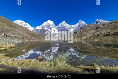 lac Carhuacocha, montrant Mt Yerupaja Chico et Mt Jirisanca Grande, Cordillera Huayhuash circuit de trekking Banque D'Images