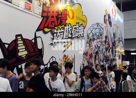 Bildnummer : 55655621 Datum : 31.07.2011 Copyright : imago/Xinhua (110731) -- HONG KONG, 31 juillet 2011 (Xinhua) -- les fans font la queue pour acheter des produits liés au jeu au Hong Kong Convention and Exhibition Centre dans le sud de la Chine à Hong Kong le 31 juillet 2011. La 13e animation-Comic-Game Hong Kong (ACGHK) a ouvert vendredi ici, et durera jusqu’à mardi prochain. Le thème de cette année est Fontaine de créativité. (Xinhua/Song Zhenping) (wxy) CHINA-HONG KONG-ACGHK (CN) PUBLICATIONxNOTxINxCHN Gesellschaft Wirtschaft Kultur Messe Hongkong Animationsspiele Comicmesse Spielemesse Computerspiele xub 2011 quer Bil Banque D'Images