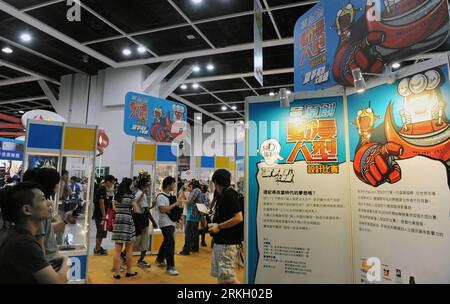 Bildnummer : 55655627 Datum : 31.07.2011 Copyright : imago/Xinhua (110731) -- HONG KONG, 31 juillet 2011 (Xinhua) -- les visiteurs regardent une exposition sur l'animation et le concours de dessin de figurines comiques lors du 13e jeu d'animation-comic-Game Hong Kong (ACGHK) à Hong Kong, Chine méridionale, le 31 juillet 2011. Le 13e ACGHK a débuté vendredi au Hong Kong Convention and Exhibition Center et a attiré plus de 170 exposants. (Xinhua/Song Zhenping) CHINA-HONG KONG-ACGHK-DESIGN COMPETITION(CN) PUBLICATIONxNOTxINxCHN Gesellschaft Wirtschaft Kultur Messe Hongkong Animationsspiele Comicmesse Spielemesse Computersp Banque D'Images