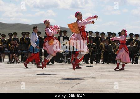 Bildnummer : 55668430 Datum : 31.07.2011 Copyright : imago/Xinhua (110731) -- OULAN BATOR, 31 juillet 2011 (Xinhua) -- des artistes interprètent des danses traditionnelles mongoles lors de la cérémonie d'ouverture de l'exercice multinational de maintien de la paix Khaan Quest 2011 à Oulan Bator, capitale de la Mongolie, le 31 juillet 2011. L exercice multinational de maintien de la paix Khaan Quest 2011 a eu lieu dimanche au centre d entraînement des cinq collines de Mongolie, au sud-ouest de la capitale Oulan Bator. L exercice durera jusqu au 12 août. Environ 600 soldats de 11 pays, dont les États-Unis, le Japon et la Corée du Sud, ont participé à la guerre Banque D'Images