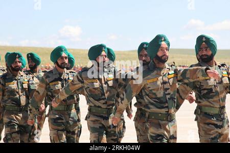 Bildnummer : 55668431 Datum : 31.07.2011 Copyright : imago/Xinhua (110731) -- OULAN BATOR, 31 juillet 2011 (Xinhua) -- des soldats indiens défilent lors de la cérémonie d'ouverture de l'exercice multinational de maintien de la paix Khaan Quest 2011 à Oulan Bator, capitale de la Mongolie, le 31 juillet 2011. L exercice multinational de maintien de la paix Khaan Quest 2011 a eu lieu dimanche au centre d entraînement des cinq collines de Mongolie, au sud-ouest de la capitale Oulan Bator. L exercice durera jusqu au 12 août. Environ 600 soldats de 11 pays, dont les États-Unis, le Japon et la Corée du Sud, ont participé au jeu de guerre, a déclaré un Mongol Banque D'Images