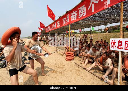 Bildnummer : 55660990 Datum : 31.07.2011 Copyright : imago/Xinhua (110731) -- SHANGHAI, 31 juillet 2011 (Xinhua) -- deux soldats se produisent pour leurs camarades pendant leur pause d'un exercice à Shanghai, dans l'est de la Chine, le 23 juillet 2011. Les soldats d'un détachement à Shanghai ont assisté récemment à une série d'exercices sous le soleil brûlant, visant à renforcer les esprits et à améliorer les compétences militaires. (Xinhua/Chen FEI) (Ly) CHINA-SHANGHAI-SOLDIERS-DRILL (CN) PUBLICATIONxNOTxINxCHN Gesellschaft Militär Übung Militärübung x0x xub 2011 quer Bildnummer 55660990 Date 31 07 2011 Copyright Imago XINHUA Shanghai Jul Banque D'Images