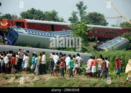 Bildnummer : 55672401 Datum : 31.07.2011 Copyright : imago/Xinhua (110801) -- CALCUTTA, 1 août 2011 (Xinhua) -- des passants indiens regardent des sauveteurs assister à la scène d'un accident de train à Jamirghata, à environ 350 km de Calcutta, capitale de l'État indien oriental du Bengale occidental le 31 juillet 2011. Le nombre de morts dans la collision de train dimanche soir dans l'état indien oriental du Bengale occidental a augmenté à trois tandis que 50 autres ont été blessés, ont déclaré les responsables des chemins de fer lundi. (Xinhua photo/Tumpa Mondal)(axy) ACCIDENT DE TRAIN INDE-BENGALE-OCCIDENTAL PUBLICATIONxNOTxINxCHN Gesellschaft Zugunglück Unglück Unfall Banque D'Images