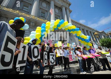 Bildnummer : 55673989 Datum : 01.08.2011 Copyright : imago/Xinhua (110802) -- SAN FRANCISCO, 2 août 2011 (Xinhua) -- les supporters tenant des panneaux d'affichage montrent que 51063 signatures de citoyens de San Francisco ont été recueillies pour soutenir l'actuel Mayer Edwin Lee de la ville à faire campagne pour la réélection à San Francisco, aux États-Unis, le 1 août 2011. Edwin Lee a prêté serment le 11 janvier 2010 en tant que maire intérimaire de San Francisco, devenant le premier sino-américain à occuper le poste de maire dans la ville américaine. (Xinhua/Liu Yilin) (zf) U.S.-SAN FRANCISCO-EDWIN LEE-ELECTIONS OF MAYER PUBLICATIONxNOTxINxC Banque D'Images