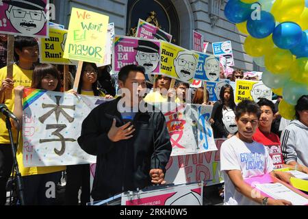 Bildnummer : 55673994 Datum : 01.08.2011 Copyright : imago/Xinhua (110802) -- SAN FRANCISCO, 2 août 2011 (Xinhua) -- des partisans tenant des affiches prennent part à un défilé soutenant l'actuel Mayer Edwin Lee de la ville pour faire campagne pour sa réélection à San Francisco, aux États-Unis, le 1 août 2011. Edwin Lee a prêté serment le 11 janvier 2010 en tant que maire intérimaire de San Francisco, devenant le premier sino-américain à occuper le poste de maire dans la ville américaine. (Xinhua/Liu Yilin) (zf) U.S.-SAN FRANCISCO-EDWIN LEE-ELECTIONS OF MAYER PUBLICATIONxNOTxINxCHN Gesellschaft Politik Wiederwahl Bürgermeisterwahl Bürgermei Banque D'Images