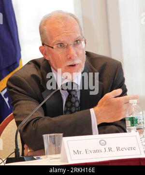Bildnummer : 55674418 Datum : 01.08.2011 Copyright : imago/Xinhua (110802) -- NEW YORK, 2 août 2011 (Xinhua) -- Evans Revere, un ancien négociateur américain sur les affaires de la RPDC, prend la parole lors d'une conférence de presse à la suite de la réunion de la piste 2 entre une délégation de la RPDC en visite et un groupe d'experts américains à New York, aux États-Unis, le 1 août 2011. (Xinhua/Wang Chengyun)(yt) États-Unis-NEW YORK-RPDC-DIALOGUE PUBLICATIONxNOTxINxCHN People Politik xjh x0x 2011 quadrat Bildnummer 55674418 Date 01 08 2011 Copyright Imago XINHUA New York août 2 2011 XINHUA Evans Revere un ancien négociateur des États-Unis SUR LES affaires de la RPDC Banque D'Images