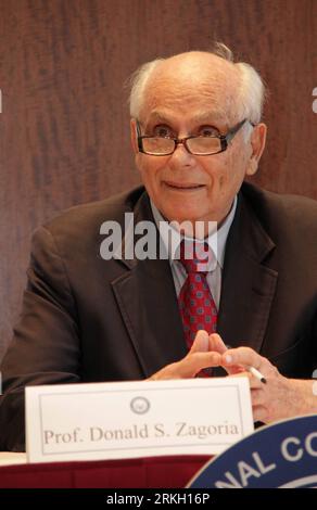Bildnummer : 55674417 Datum : 02.08.2011 Copyright : imago/Xinhua (110802) -- NEW YORK, 2 août 2011 (Xinhua) -- le professeur Donald Zagoria du Comité national de la politique étrangère américaine (NCAFP) s'adresse à une conférence de presse à la suite de la réunion de la piste 2 entre une délégation de la RPDC en visite et un groupe d'experts américains à New York, aux États-Unis, le 1 août 2011. (Xinhua/Wang Chengyun)(yt) États-Unis-NEW YORK-RPDC-DIALOGUE PUBLICATIONxNOTxINxCHN People Politik xjh x0x 2011 hoch Bildnummer 55674417 Date 02 08 2011 Copyright Imago XINHUA New York août 2 2011 XINHUA Prof Donald Zagoria du Banque D'Images