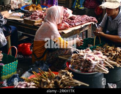 Un marché alimentaire dynamique sur l'île de Lombok avec une grande variété de produits locaux Banque D'Images