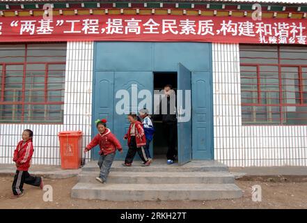 Bildnummer : 55677918 Datum : 03.08.2011 Copyright : imago/Xinhua MADUO, 4 août 2011 (Xinhua) -- les enfants du Tibétain sortent de la salle de classe après les cours dans le premier pensionnat de la région autour des lacs jumeaux Gyaring Lake et Ngoring Lake (deux plus grandes sources d'eau douce du fleuve jaune sur le plateau Qinghai-Tibet), Comté de Maduo de la préfecture autonome tibétaine de Golog, province du Qinghai au nord-ouest de la Chine, 3 août 2011. L'internat du village de Gyaring Lake, couvrant une superficie de 17 milliers de mètres carrés, compte 67 étudiants et 16 membres du personnel, tous tibetaneres. (Xinhua/Wu Guangyu) (dtf) C Banque D'Images