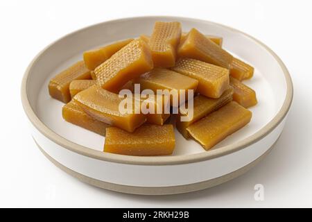 bâtonnets de patate douce séchés sur fond blanc Banque D'Images