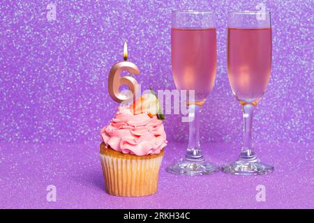 Cupcake avec numéro et verres avec vin pour anniversaire ou célébration d'anniversaire ; numéro six. Banque D'Images