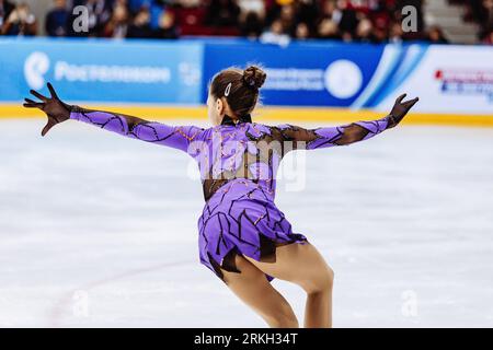 gros plan patineuse artistique fille en robe violette, célibataire de patinage artistique Banque D'Images