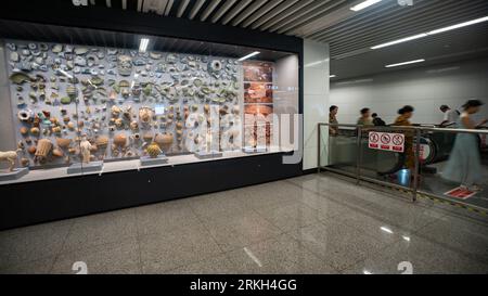 Photo prise le 25 août 2023 montre des répliques de reliques culturelles exposées à la sortie du temple Qinglong de Xi 'an ligne 3 du métro à Xi 'an, Shaanxi p Banque D'Images