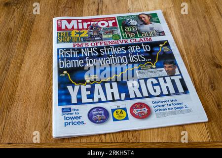 3 août 2023 le titre de la première page du Daily Mirror lit Rishi : les grèves du NHS sont à blâmer pour les listes d'attente ... Oui, c'est vrai. Banque D'Images