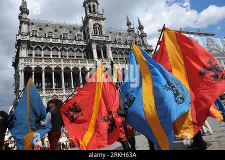 Bildnummer : 55687842 Datum : 09.08.2011 Copyright : imago/Xinhua (110809) -- BRUXELLES, 9 août 2011 (xinhua) -- marche des drapeaux pendant le défilé Mayboom au centre-ville de Bruxelles, capitale de la Belgique, le 9 août 2011. L'histoire du Meyboom (arbre de mai) peut être retracée jusqu'en 1213. La tradition est de se battre pour le privilège en plantant l’arbre avant 5h le 9 août de chaque année, entre la ville de Bruxelles et sa ville voisine Louvain. (Xinhua/Wu Wei) BELGIQUE-BRUXELLES-FOLK-MEYBOOM PUBLICATIONxNOTxINxCHN Gesellschaft Tradition Maibaum Fest Volksfest Fahnen Fahnenschwinger x0x x Banque D'Images