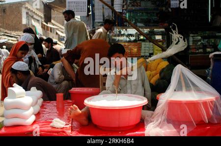 Bildnummer : 55688995 Datum : 10.08.2011 Copyright : imago/Xinhua (110810) -- PESHAWAR , 10 août 2011 (Xinhua) -- Un vendeur de fromage attend des clients à son étal de bord de route dans le nord-ouest du Pakistan Peshawar le 10 août. 2011. (Xinhua/Saeed Ahmad) (lz) PAKISTAN-PESHAWAR-LIFE PUBLICATIONxNOTxINxCHN Gesellschaft xdf 2011 quer o0 markt, Einzelhandel, Wirtschaft, Käse Bildnummer 55688995 Date 10 08 2011 Copyright Imago XINHUA Peshawar août 10 2011 XINHUA un vendeur de fromage attend des clients À son écurie routière dans le nord-ouest du Pakistan S Peshawar LE 10 2011 août XINHUA Saeed Ahmad LZ Pakistan Peshawa Banque D'Images