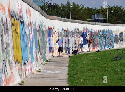 Bildnummer : 55689687 Datum : 06.08.2011 Copyright : imago/Xinhua (110810) -- BERLIN, 10 août 2011 (Xinhua) -- les jeunes hommes peignent des graffitis à East Side Gallery, la plus grande partie restante de l'ancien mur de Berlin à Berlin, capitale de l'Allemagne le 6 août 2011. Berlin célèbre le 50e anniversaire du mur de Berlin, dont la construction a commencé le 13 août 1961. (Xinhua/Ma Ning) ALLEMAGNE-MUR DE BERLIN-50 ANNIVERSAIRE PUBLICATIONxNOTxINxCHN Gesellschaft Politik Fotostory Berliner Mauer Mauerbau DDR Deutsche Teilung xdp 2011 quer o0 Sprüher, pulvérisateur, Jugendkultur Bildnummer 55689687 Date 06 08 201 Banque D'Images