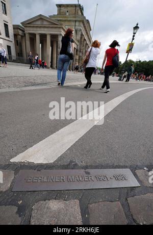 Bildnummer : 55689683 Datum : 01.08.2011 Copyright : imago/Xinhua (110810) -- BERLIN, 10 août 2011 (Xinhua) -- les touristes passent devant une plaque marquant la trace de l'ancien mur de Berlin devant la porte Brandenburger, au centre de Berlin, capitale de l'Allemagne le 1 août 2011. Berlin célèbre le 50e anniversaire du mur de Berlin, dont la construction a commencé le 13 août 1961. (Xinhua/Ma Ning) ALLEMAGNE-BERLIN WALL-50 ANNIVERSAIRE PUBLICATIONxNOTxINxCHN Gesellschaft Politik Fotostory Berliner Mauer Mauerbau DDR Deutsche Teilung xdp 2011 hoch o0 Plakette, Mauerverlauf Bildnummer 55689683 Date 01 08 2011 Banque D'Images