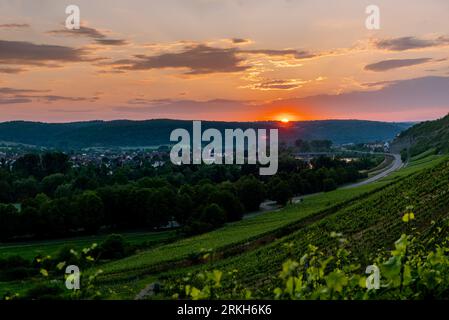 Une vue panoramique du coucher de soleil sur les collines verdoyantes Banque D'Images