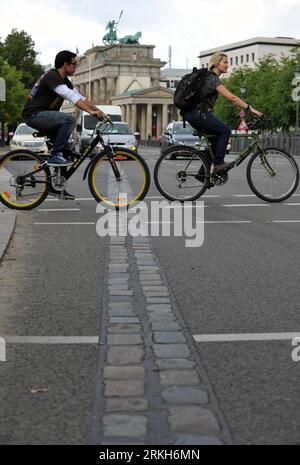 Bildnummer : 55689685 Datum : 01.08.2011 Copyright : imago/Xinhua (110810) -- BERLIN, 10 août 2011 (Xinhua) -- les cyclistes franchissent la ligne de l'ancien mur de Berlin près de la porte Brandenburger, au centre de Berlin, capitale de l'Allemagne le 1 août 2011. Berlin célèbre le 50e anniversaire du mur de Berlin, dont la construction a commencé le 13 août 1961. (Xinhua/Ma Ning) ALLEMAGNE-BERLIN WALL-50 ANNIVERSAIRE PUBLICATIONxNOTxINxCHN Gesellschaft Politik Fotostory Berliner Mauer Mauerbau DDR Deutsche Teilung xdp 2011 hoch h o0 Mauerverlauf Bildnummer 55689685 Date 01 08 2011 Copyright Imago XINHUA be Banque D'Images