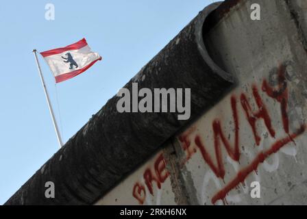 110810 -- BERLIN, 10 août 2011 Xinhua -- le drapeau de la ville de Berlin est vu derrière les vestiges du mur de Berlin, au centre de Berlin, capitale de l'Allemagne le 8 août 2011. Berlin célèbre le 50e anniversaire du mur de Berlin, dont la construction a commencé le 13 août 1961. Xinhua/Ma Ning ALLEMAGNE-BERLIN MUR-50 ANNIVERSAIRE PUBLICATIONxNOTxINxCHN Banque D'Images