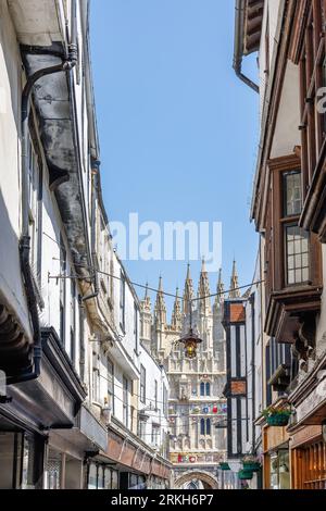 Vue du centre-ville historique de Canterbury avec la porte d'accès à la cathédrale de Canterbury en arrière-plan Banque D'Images