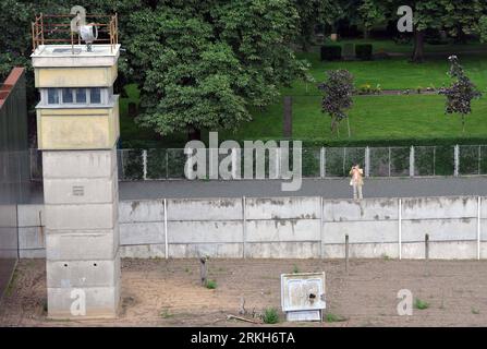 Bildnummer : 55689711 Datum : 04.08.2011 Copyright : imago/Xinhua (110810) -- BERLIN, 10 août 2011 (Xinhua) -- Un touriste prend une photo à une ancienne tour de guet sur la bande morte sur le mur de Berlin, rue Bernauer à Berlin, capitale de l'Allemagne le 4 août 2011. Berlin célèbre le 50e anniversaire du mur de Berlin, dont la construction a commencé le 13 août 1961. (Xinhua/Ma Ning). ALLEMAGNE-BERLIN WALL-50 ANNIVERSAIRE PUBLICATIONxNOTxINxCHN Gesellschaft Politik Fotostory Berliner Mauer Mauerbau DDR Deutsche Teilung xdp 2011 quer o0 Turm, Grenzturm, Wachturm, Todesstreifen Bildnummer 5 Banque D'Images