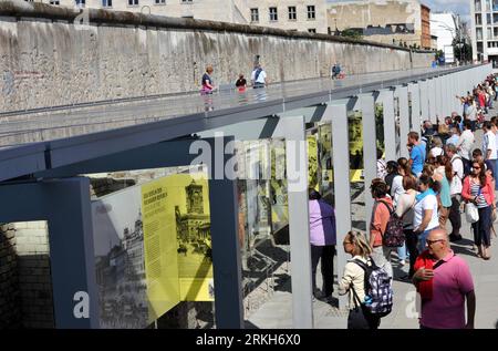 Bildnummer : 55689706 Datum : 08.08.2011 Copyright : imago/Xinhua (110810) -- BERLIN, 10 août 2011 (Xinhua) -- visite touristique d'une exposition sur la ville à côté des vestiges du mur de Berlin, au centre de Berlin, capitale de l'Allemagne le 8 août 2011. Berlin célèbre le 50e anniversaire du mur de Berlin, dont la construction a commencé le 13 août 1961. (Xinhua/Ma Ning) GERMANY-BERLIN WALL-50 ANNIVERSARY PUBLICATIONxNOTxINxCHN Gesellschaft Politik Fotostory Berliner Mauer Mauerbau DDR Deutsche Teilung xdp 2011 quer o0 Ausstellung, topographie des terrors Bildnummer 55689706 Date 08 08 2011 Banque D'Images